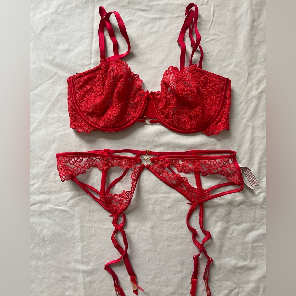 Victoria's Secret  Unlined Sweet Heart Lace Red Lingerie Bra & Garter 34DD/ M/L